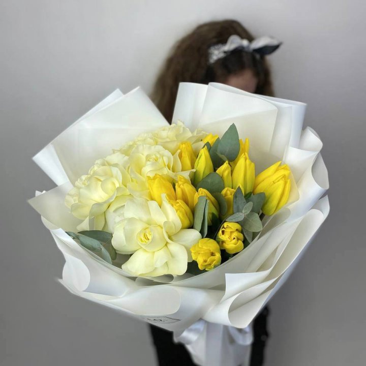 Дуо жёлтые тюльпаны и розы в Ижевске