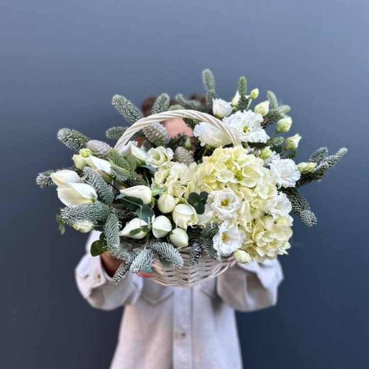 Новогодняя корзина с цветами в Ижевске