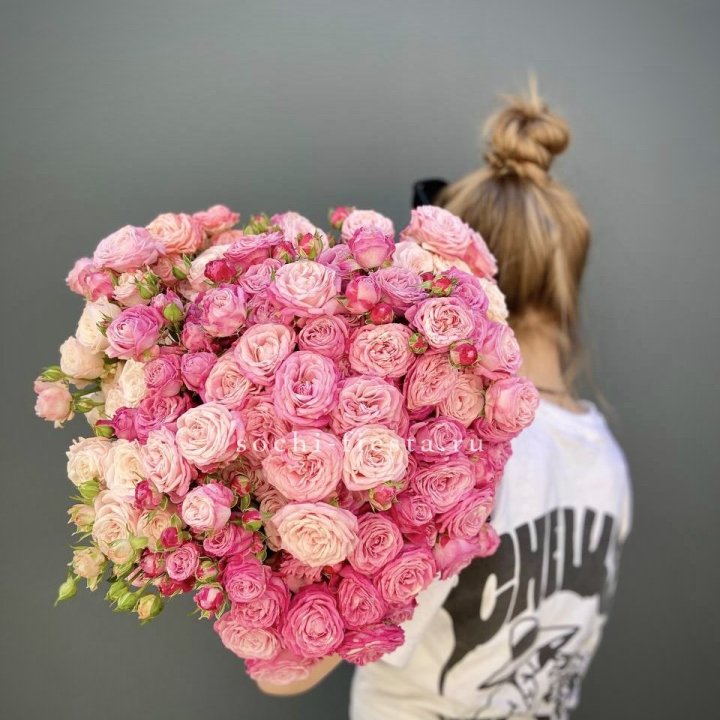 Охапка кустовых роз бомбастик пинк в Ижевске