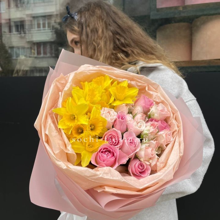 Букет роз и нарциссов в Ижевске