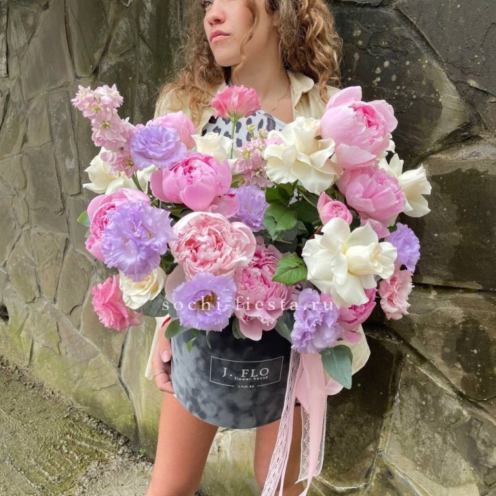 Дизайнерский цилиндр с пионами в Ижевске