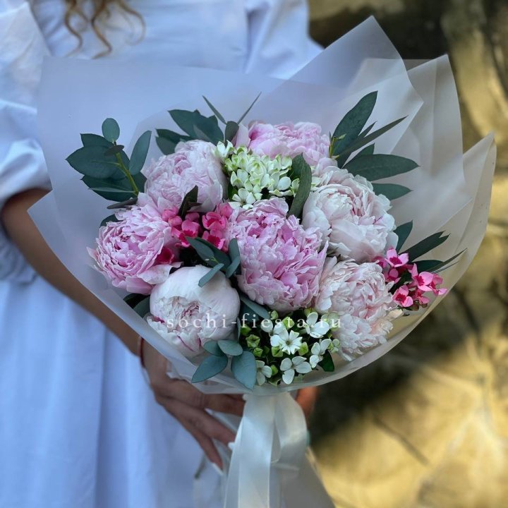 7 зефирных пионов с эвкалиптом в Ижевске