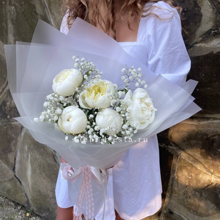 Букет белых пионов "Файв" в Ижевске