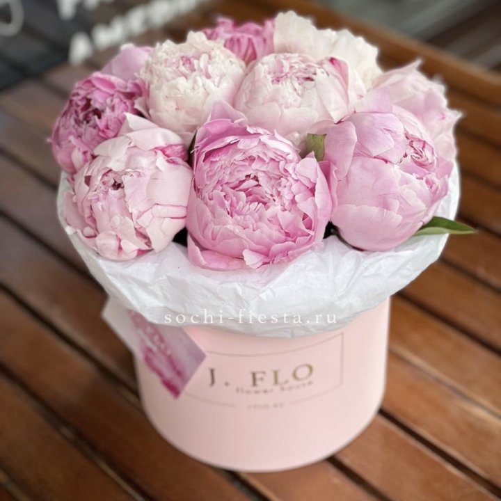 Цилиндр с пионами "Лилу" в Ижевске