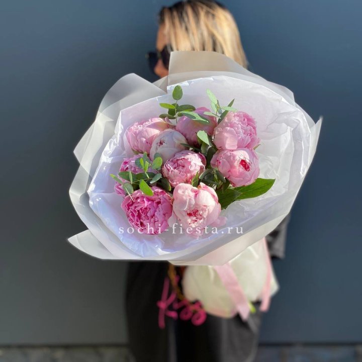 9 пионов с эвкалиптом в Ижевске