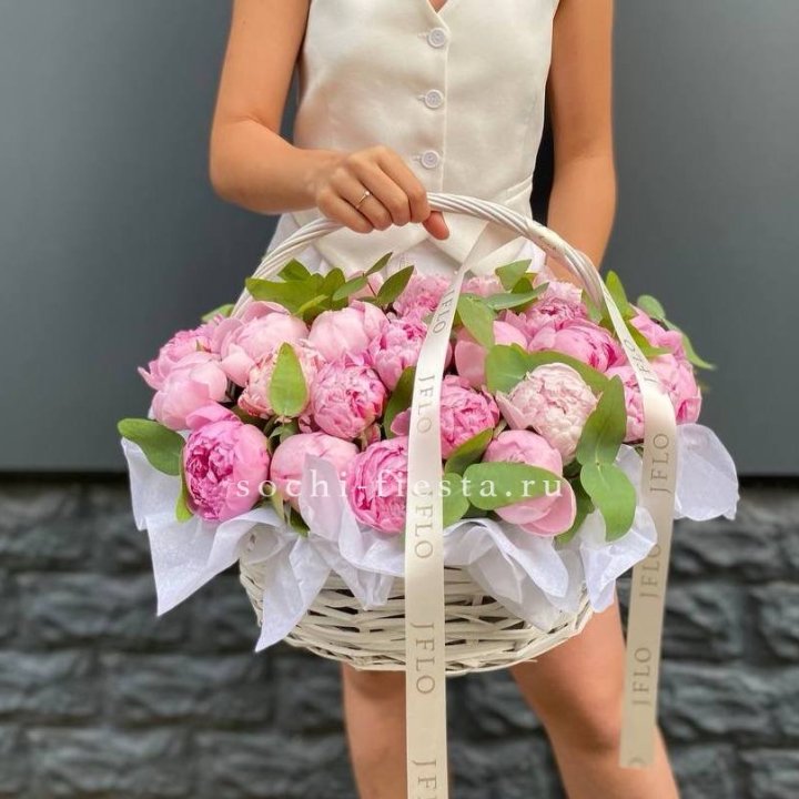 29 пионов в корзине в Ижевске