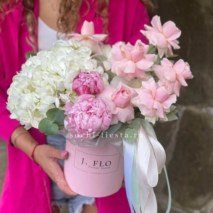 Цилиндр с пионами "Алисия" в Ижевске