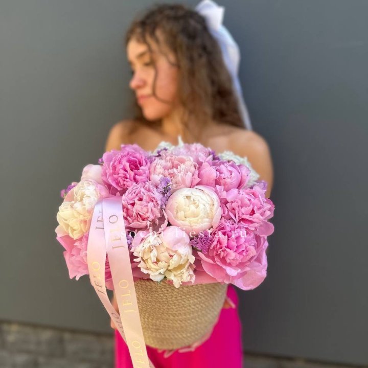 15 пионов в джутовом кашпо в Ижевске