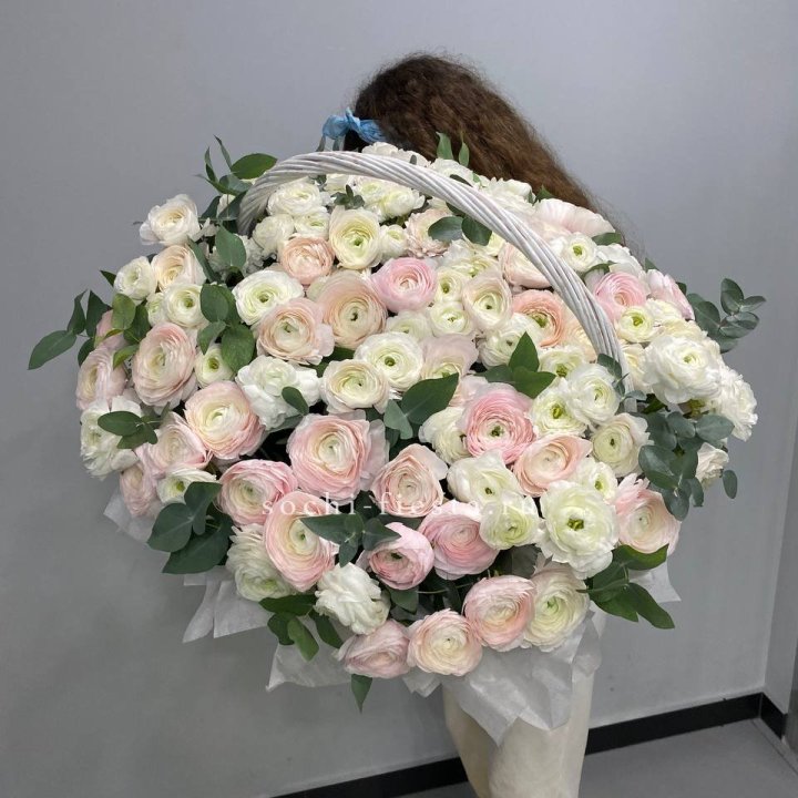 Ранункулюсы в корзине в Ижевске