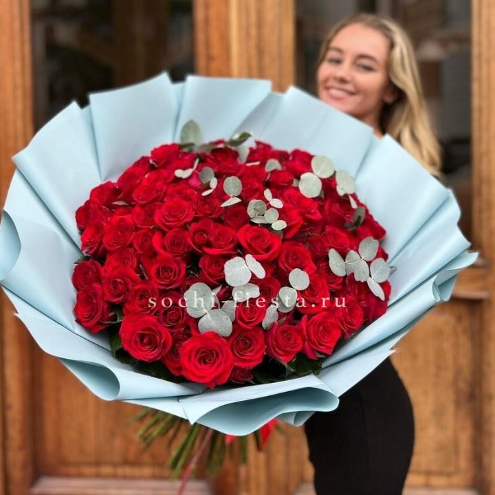 101 красная роза с эвкалиптом в Ижевске