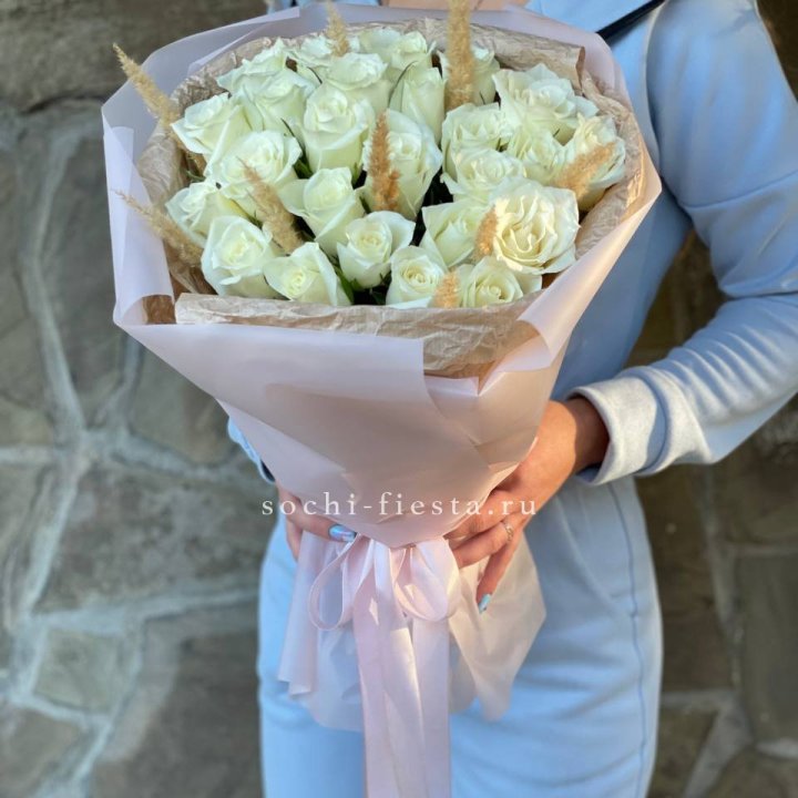 25 белых роз с сухоцветами в Ижевске