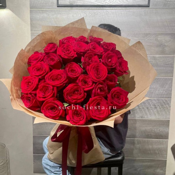 37 красных роз в крафте в Ижевске