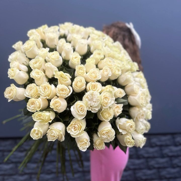 101 белая высокая импортная роза под ленту в Ижевске