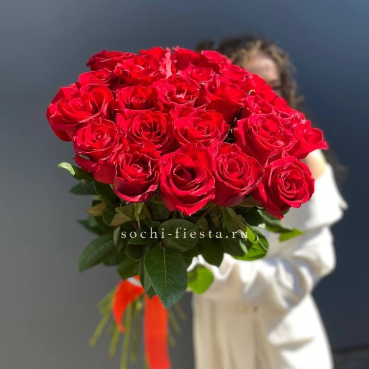 25 высоких красных роз в Ижевске