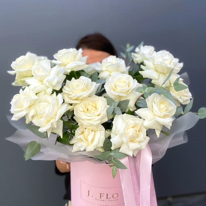 17 Французских белых роз в боксе в Ижевске