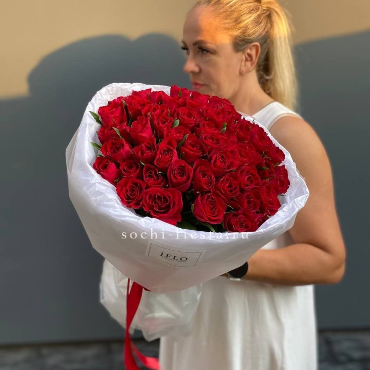 51 роза мадам ред в нежном оформлении в Ижевске