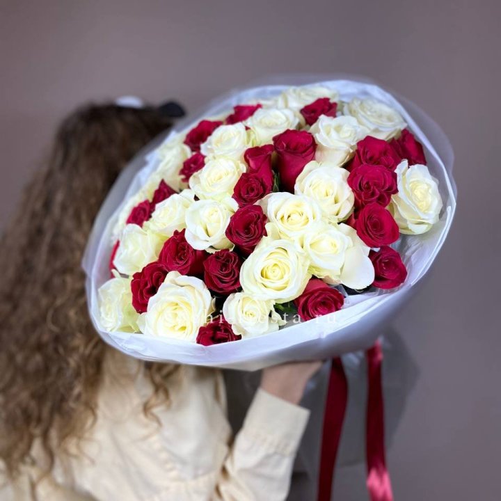 Букет из красных белых 45 роз в Ижевске