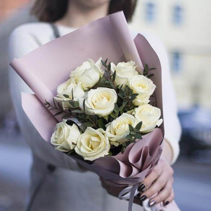 9 белых  роз "Минт" в Ижевске