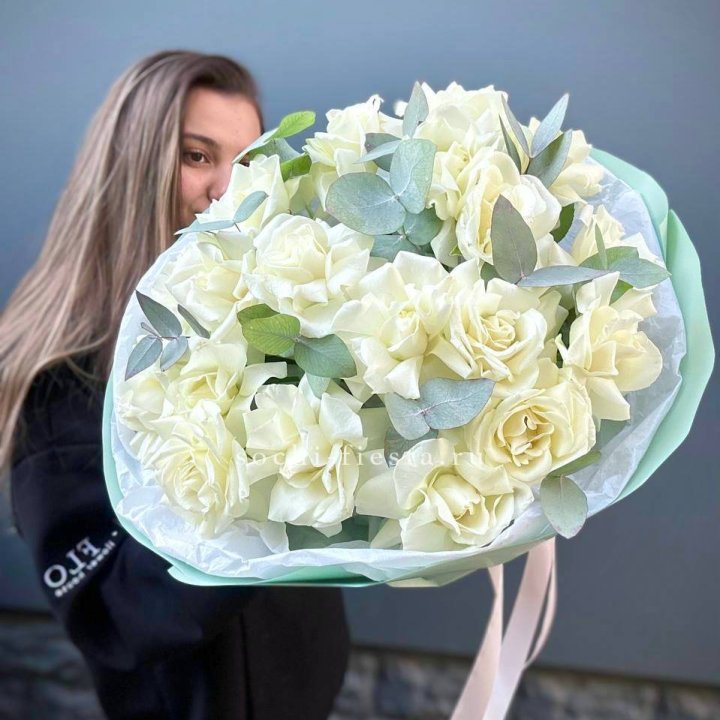 19 Белых французских роз "Ноте бьянке" в Ижевске