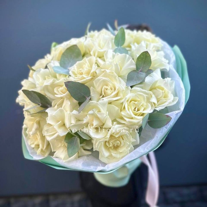25 Белых французских роз "Ноте бьянка" в Ижевске