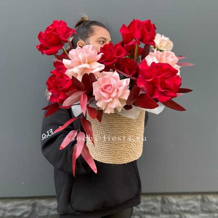 15 Французских роз в джутовом кашпо в Ижевске