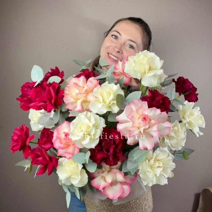 35 французских роз микс в джутовом боксе в Ижевске