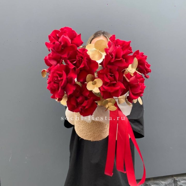 Красные французские розы в джутовом кашпо в Ижевске