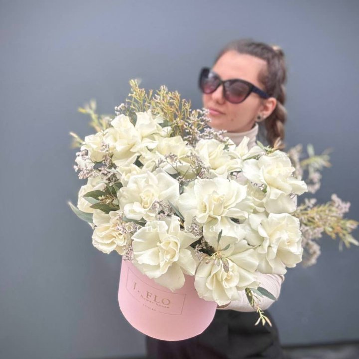 17 Французских белых роз в коробке Афина в Ижевске