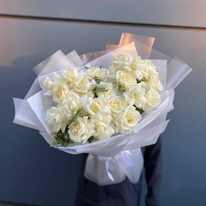 Пышный букет из белых роз в Ижевске