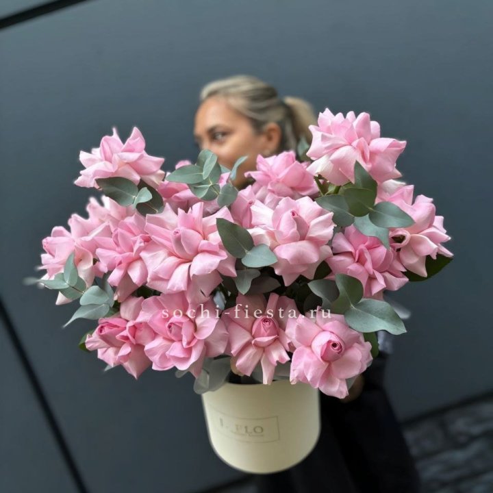 17 Розовых французских роз в боксе в Ижевске