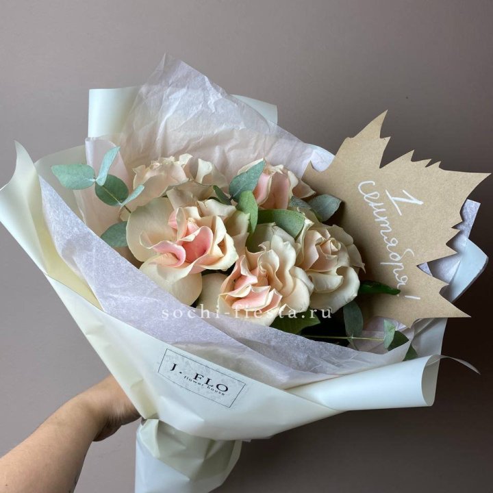 Букет кремовых роз к дню знаний в Ижевске