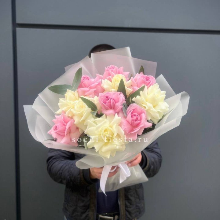 11 бело-розовых роз в Ижевске