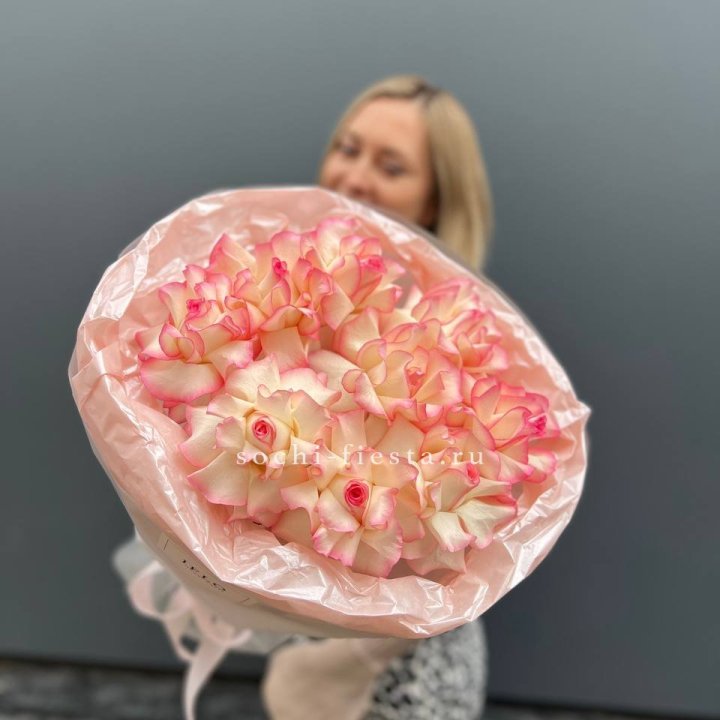 9 французских роз Джумилия в нежном оформлении в Ижевске