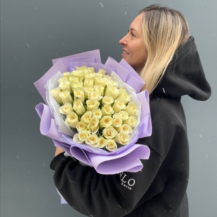 51 белая кенийская роза в оформлении в Ижевске