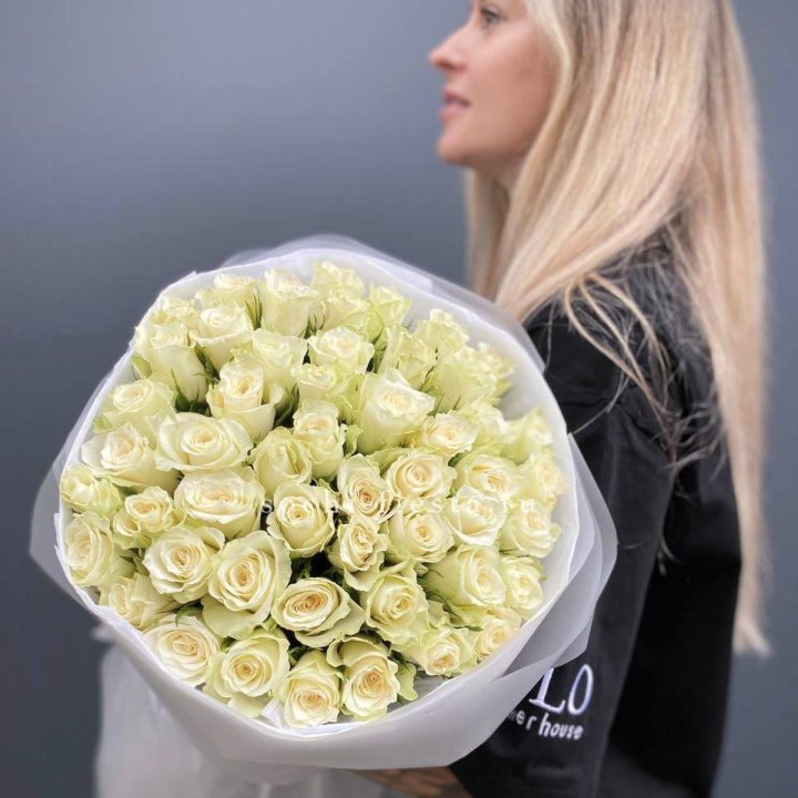 Воздушный букет из 51 белой кенийской розы в Ижевске