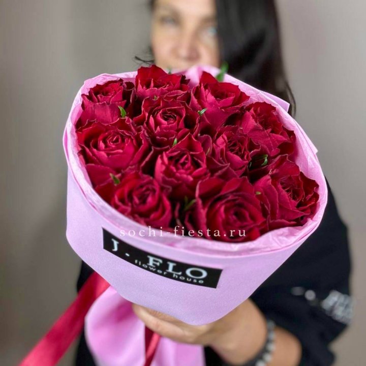 11 красных роз мадам ред в Ижевске