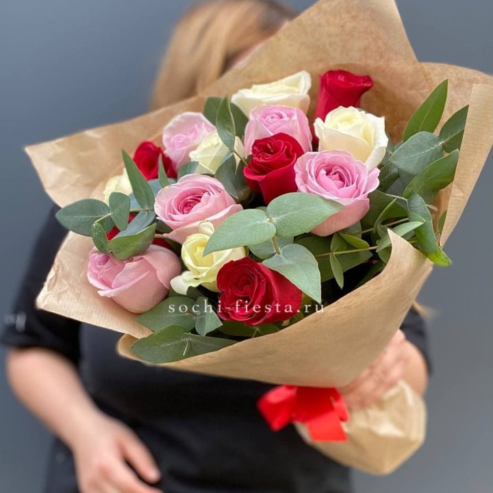 Букет из 15 роз с эвкалиптом в Ижевске