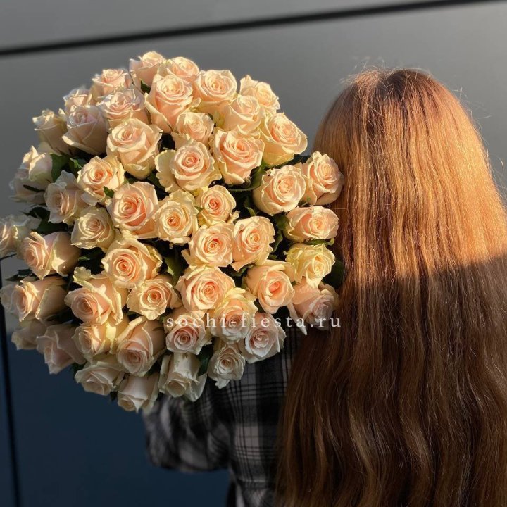 Охапка кремовых роз в Ижевске