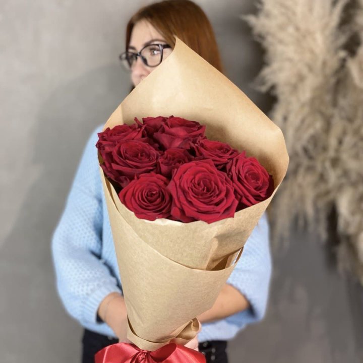 9 красных роз в крафте в Ижевске