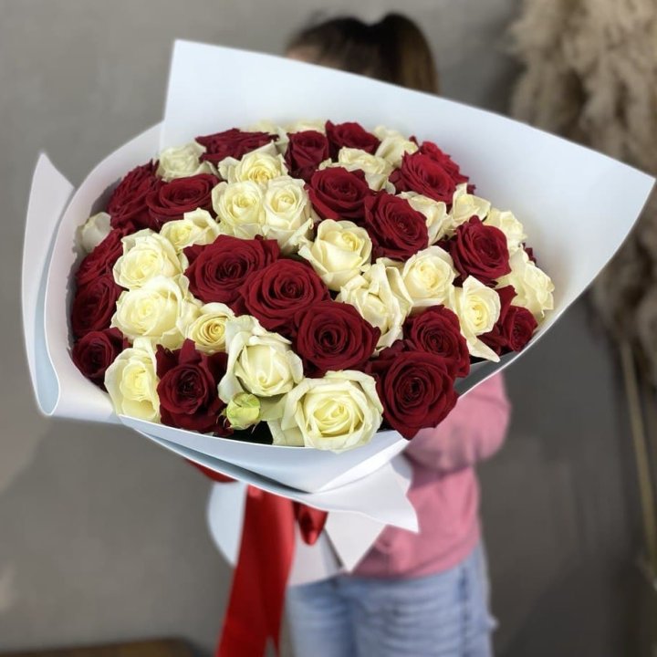 51 красная и белая роза в Ижевске