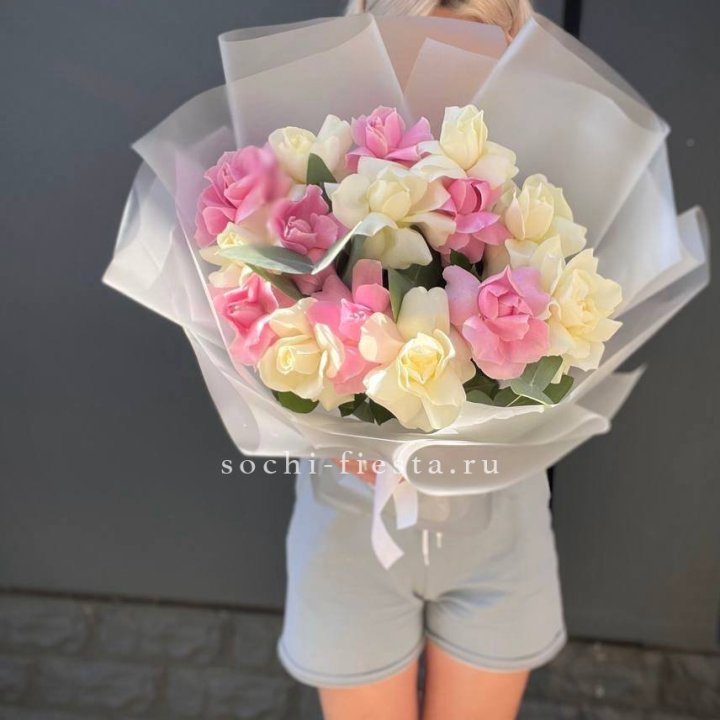 15 бело-розовых роз в Ижевске