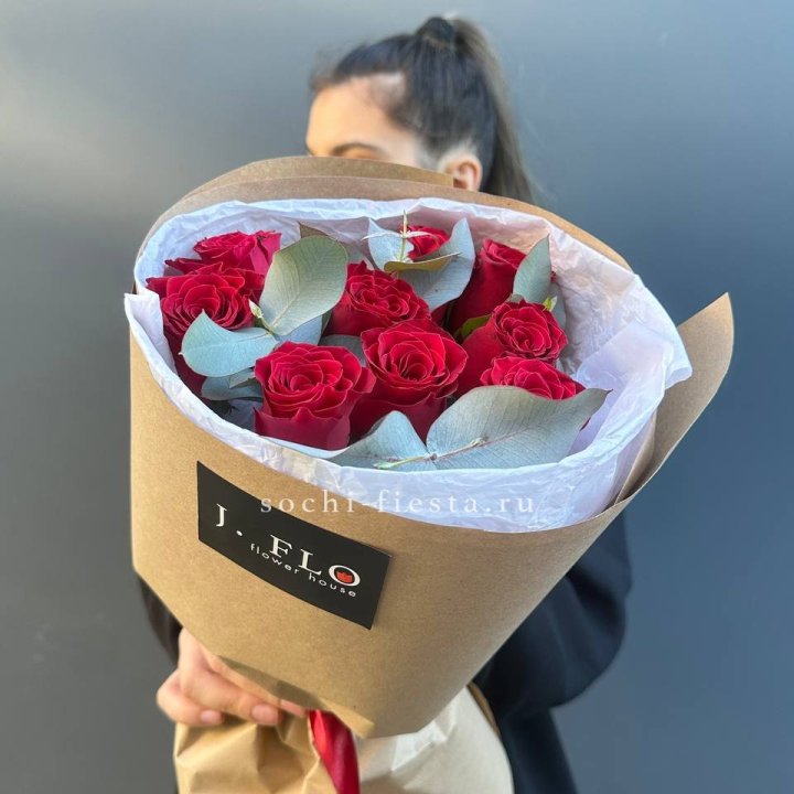 9 роз с эвкалиптом в Ижевске