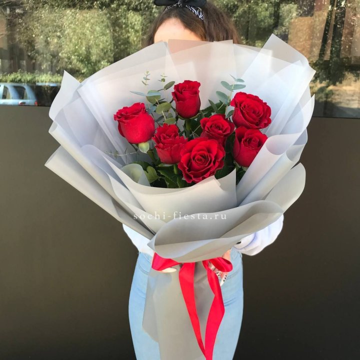 7 красных роз с эвкалиптом  в Ижевске