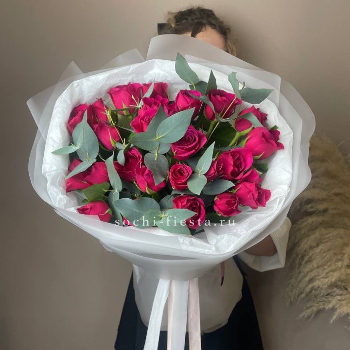 25 малиновых роз с эвкалиптом в Ижевске