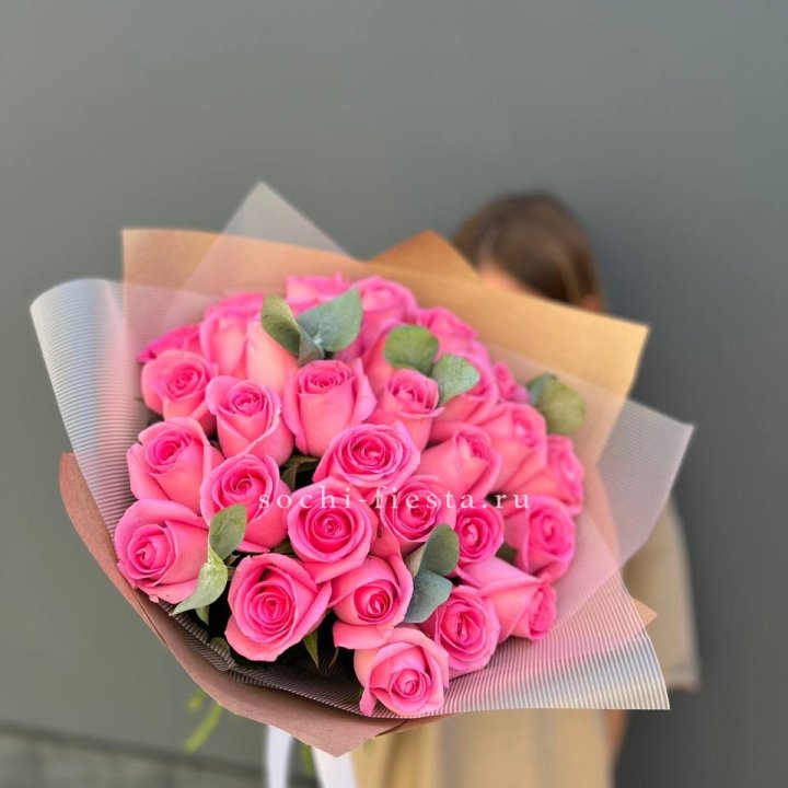 31 розовая роза с эвкалиптом в Ижевске