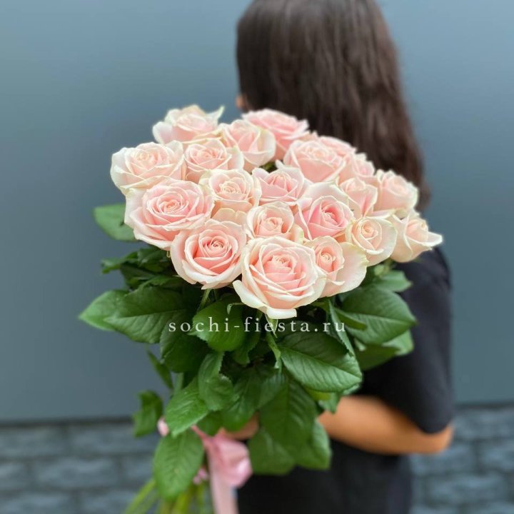 Высокие розовые розы в Ижевске