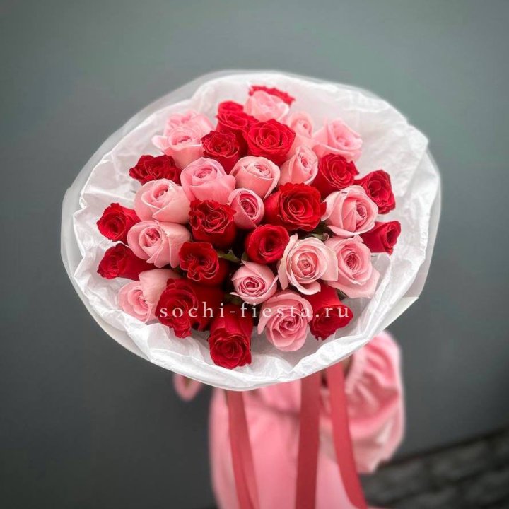 Букет красных и розовых 35 роз в Ижевске
