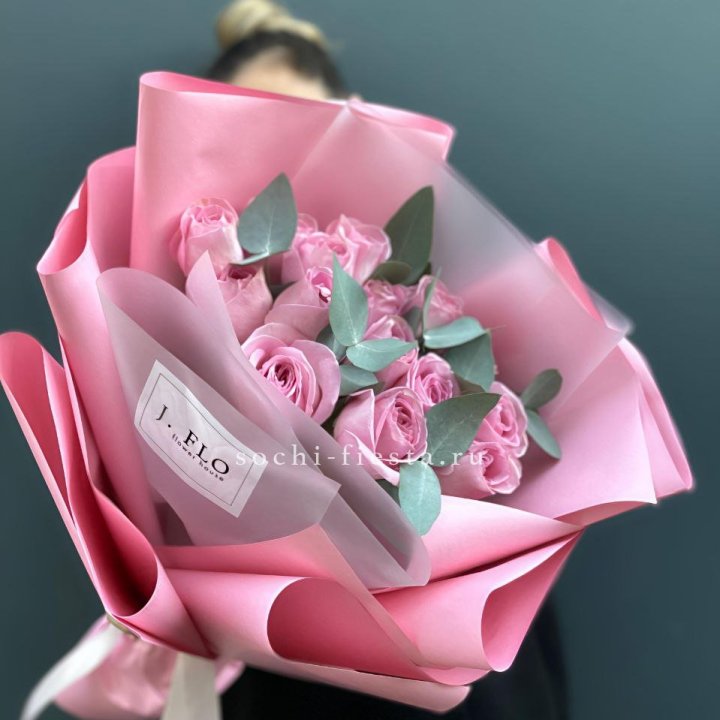 15 Розовых роз с эвкалиптом в Ижевске