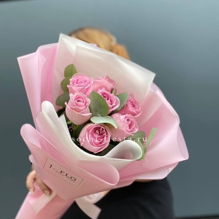 7 розовых роз с эвкалиптом в Ижевске