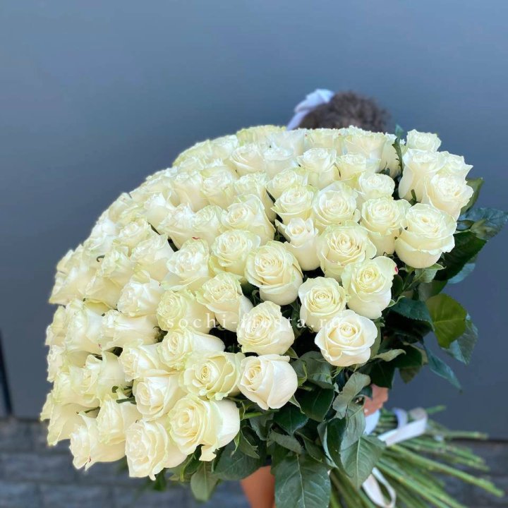 101 белая высокая роза в Ижевске